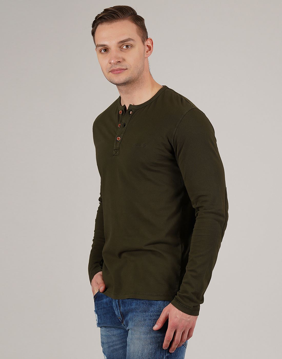 London Fog Men Casual Wear Solid T-Shirt